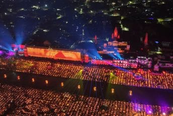 Indijci postavili novi Ginisov rekord u broju zapaljenih uljanih lampi (FOTO) Indijci postavili novi Ginisov rekord u broju zapaljenih uljanih lampi (FOTO)