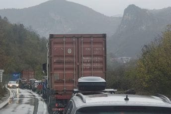 Otežan saobraćaj na GP Dračenovac i Dobrakovo: Prekid optičkog kabla sistem prebacio na “ručni rad” Otežan saobraćaj na GP Dračenovac i Dobrakovo: Prekid optičkog kabla sistem prebacio na “ručni rad”