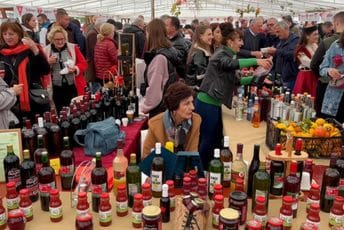 Zagarač domaćin petog Dana divljeg šipka: Velika posjećenost raduje izlagače Zagarač domaćin petog Dana divljeg šipka: Velika posjećenost raduje izlagače