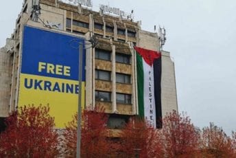 Izrael večeras gostuje u Prištini: Uprkos opsadnom stanju, velika zastava Palestine raširena u centru grada
