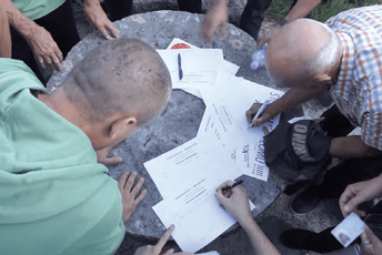 Imperativ nezamjeranja i dalje kočnica snažnijem građanskom aktivizmu POTPISIVANJE PETICIJE PROTIV KAMENOLOMA NA MILOŠEVOM KRŠU: Građani zaustavili koncesiju