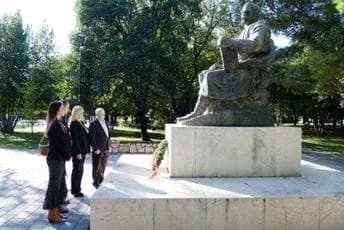 Delegacija Glavnog grada položila vijenac na spomenik Petru II Petroviću Njegošu Delegacija Glavnog grada položila vijenac na spomenik Petru II Petroviću Njegošu