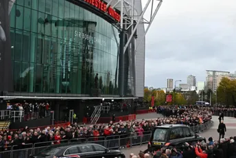 Mančester: Rijeke ljudi na oproštaju od Bobija Čarltona Mančester: Rijeke ljudi na oproštaju od Bobija Čarltona