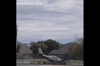 (VIDEO) Sudar malog aviona i automobila u Teksasu (VIDEO) Sudar malog aviona i automobila u Teksasu