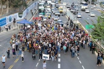 Porodice Hamasovih talaca započele protestni marš ka Jerusalimu Porodice Hamasovih talaca započele protestni marš ka Jerusalimu