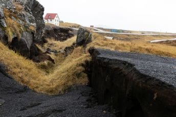 Apokaliptiče scene sa Islanda: Ulice puste, rupe na cestama Apokaliptiče scene sa Islanda: Ulice puste, rupe na cestama