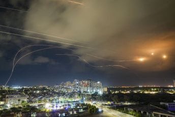 Jemenski Huti lansirali balističke rakete na Izrael: Za našu hrabru braću u Gazi Jemenski Huti lansirali balističke rakete na Izrael: Za našu hrabru braću u Gazi