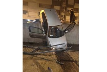 Saobraćajna nezgoda na Zabjelu: Automobilom probio zaštitnu ogradu pa sletio u dvorište zgrade Saobraćajna nezgoda na Zabjelu: Automobilom probio zaštitnu ogradu pa sletio u dvorište zgrade