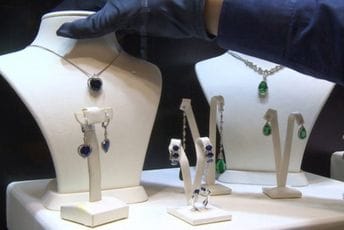 Evropska komisija predlaže zabranu uvoza dijamanata iz Rusije Evropska komisija predlaže zabranu uvoza dijamanata iz Rusije