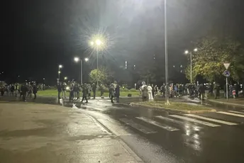 Građani blokirali kružni tok zbog najave gradnje hotela u Bloku: "Ministar donio rješenje o zabrani gradnje" Građani blokirali kružni tok zbog najave gradnje hotela u Bloku: "Ministar donio rješenje o zabrani gradnje"