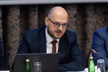 Adrović odgovorio Čarapiću: Bravo na paradiranju sa kokardom građanskog duha