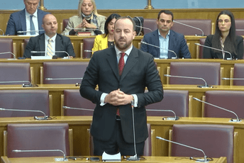 Nikolić Mandiću: Nećemo dozvoliti anarhiju u Skupštini, a nadležni neka procijene je li u vašem postupanju bilo krivičnog djela Nikolić Mandiću: Nećemo dozvoliti anarhiju u Skupštini, a nadležni neka procijene je li u vašem postupanju bilo krivičnog djela