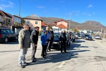 Bivši radnici "Simon vojaža": Vlada da pruži neophodnu pomoć Opštini da kupi preduzeće i autobusku stanicu Bivši radnici "Simon vojaža": Vlada da pruži neophodnu pomoć Opštini da kupi preduzeće i autobusku stanicu