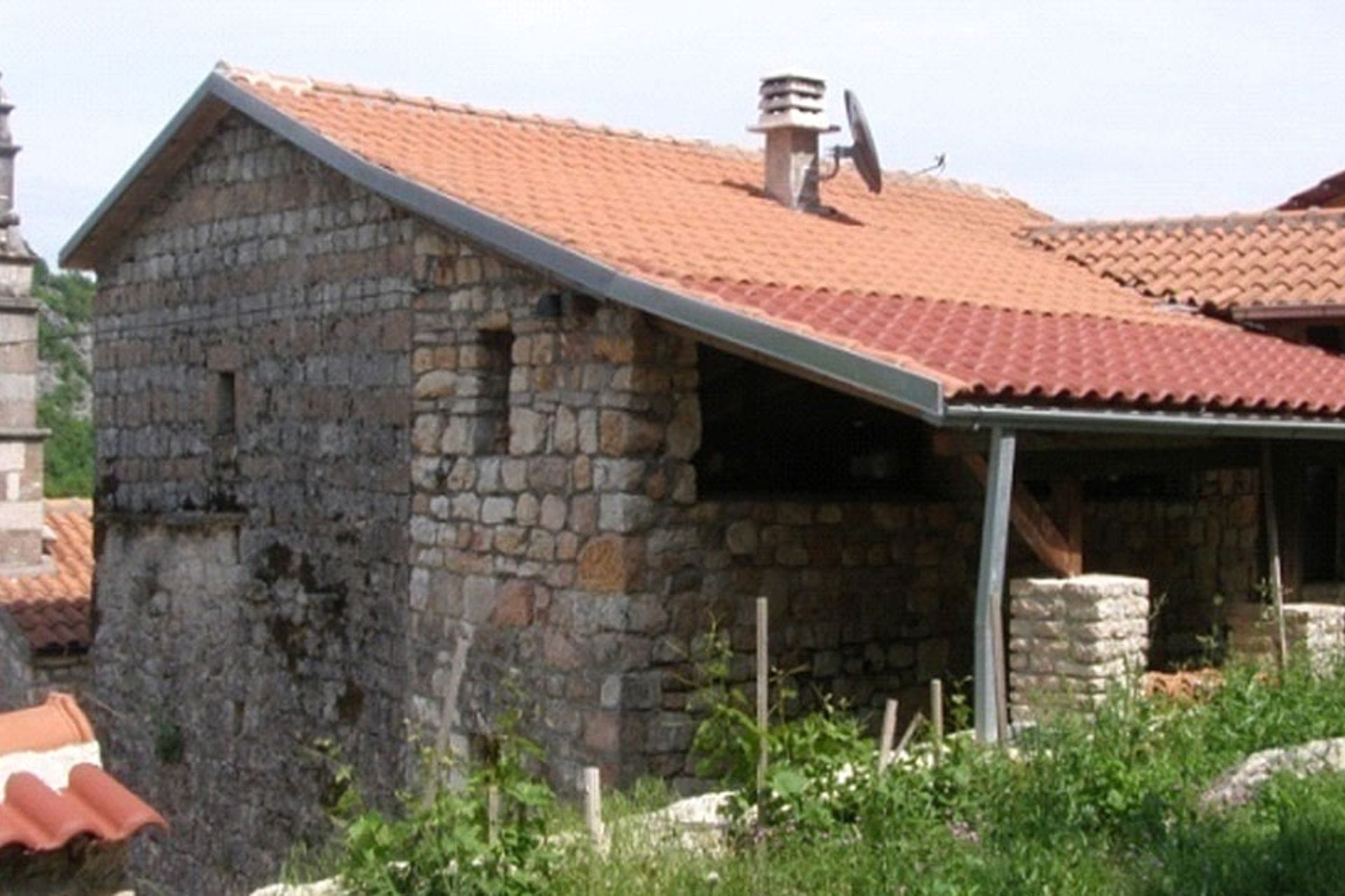 Fotografija 1: Zidaju se konaci dok vrijedne freske propadaju: Manastir Orahovo
