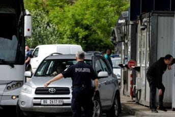 Racije na sjeveru Kosova, uhapšeno osam carinika i graničar Racije na sjeveru Kosova, uhapšeno osam carinika i graničar