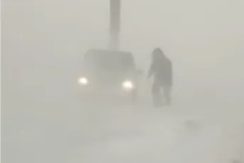 Sniježna oluja pogodila Rumuniju: Vozila zaglavljena u smetovima, jedna osoba stradala Sniježna oluja pogodila Rumuniju: Vozila zaglavljena u smetovima, jedna osoba stradala