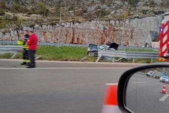 Nedaleko od mosta Moračica: Auto probio bankinu, dvije osobe povrijeđene Nedaleko od mosta Moračica: Auto probio bankinu, dvije osobe povrijeđene