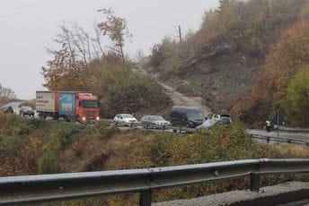 Udes na putnom pravcu Podgorica - Kolašin: Jedna osoba povrijeđena Udes na putnom pravcu Podgorica - Kolašin: Jedna osoba povrijeđena