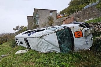 Saobraćajna nezgoda kod Splita: Školski kombi sletio s puta