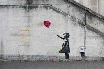 Misteriozni umjetnik Banksy otkrio ime u izgubljenom intervjuu za BBC Misteriozni umjetnik Banksy otkrio ime u izgubljenom intervjuu za BBC