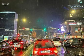 Kolaps u Sarajevu zbog jake kiše: Formirale se kilometarske kolone u saobraćaju
