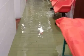 Voda prodrla u zgradu Hitne pomoći u Tivtu: Vatrogasci na terenu