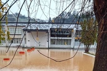 Poplave i u Bijelom Polju: Evakuisani stanari jedne kuće, voda prijetila školama i vrtiću