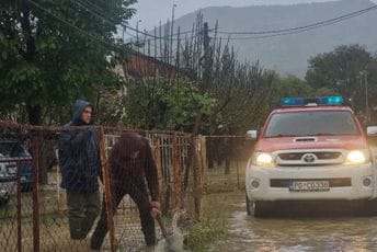 Podgorica: Nastavljena potraga za autom koje sletjelo u Moraču, saniraju i posljedice nevremena na više lokacija u gradu Podgorica: Nastavljena potraga za autom koje sletjelo u Moraču, saniraju i posljedice nevremena na više lokacija u gradu