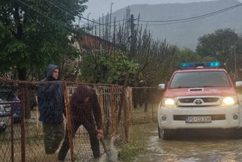 Podgorica: Nastavljena potraga za autom koje sletjelo u Moraču, saniraju i posljedice nevremena na više lokacija u gradu