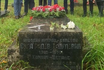 U znak počasti za doprinos Crnoj Gori i njenoj slobodi: Delegacija Fondacije "Sula Radov" položila vijenac na spomenik znamenitom mudracu U znak počasti za doprinos Crnoj Gori i njenoj slobodi: Delegacija Fondacije "Sula Radov" položila vijenac na spomenik znamenitom mudracu
