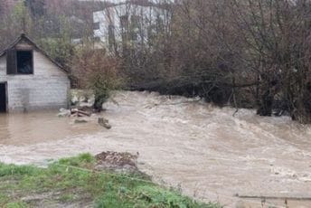 Alarmantno stanje u Petnjici: Ugrožene kuće, u Paljuhu jednu porodicu pokušavaju da evakuišu Alarmantno stanje u Petnjici: Ugrožene kuće, u Paljuhu jednu porodicu pokušavaju da evakuišu