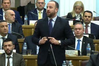 Nikolić: Podnijećemo krivičnu prijavu protiv MUP-a ako ne pokrene postupak oduzimanja državljanstva Mandiću Nikolić: Podnijećemo krivičnu prijavu protiv MUP-a ako ne pokrene postupak oduzimanja državljanstva Mandiću
