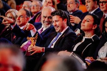 Abazović nagrađen za doprinos zbližavanju naroda regiona Abazović nagrađen za doprinos zbližavanju naroda regiona