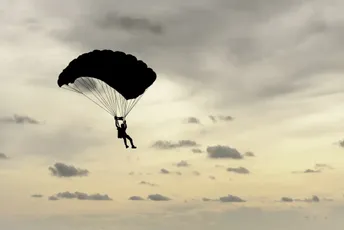 Francuska: Pilot odrubio glavu padobrancu, dobio uslovnu kaznu Francuska: Pilot odrubio glavu padobrancu, dobio uslovnu kaznu