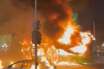 Protesti u Dablinu nakon što je pet osoba povrijeđeno u napadu nožem Protesti u Dablinu nakon što je pet osoba povrijeđeno u napadu nožem