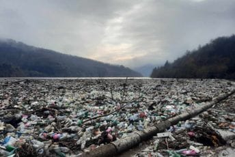 Dramatične slike: Otpad iz Berana i Bijelog Polja opet preplavio Lim u Priboju Dramatične slike: Otpad iz Berana i Bijelog Polja opet preplavio Lim u Priboju