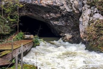Skriven pod strmim liticama: Pećinski kompleks oduševljava sve koji ga posjete Skriven pod strmim liticama: Pećinski kompleks oduševljava sve koji ga posjete