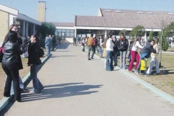 Prekršajne prijave za bivše đake gimnazije u Tuzima: Nedolično se ponašaju, gađaju profesore, uništavaju školski inventar... Prekršajne prijave za bivše đake gimnazije u Tuzima: Nedolično se ponašaju, gađaju profesore, uništavaju školski inventar...