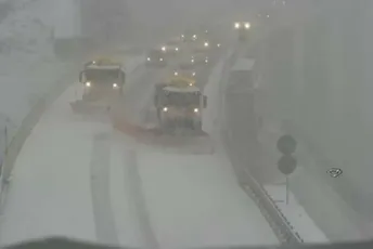 (VIDEO) Velike količine snijega na auto-putu, iz Monteputa pozivaju na oprez (VIDEO) Velike količine snijega na auto-putu, iz Monteputa pozivaju na oprez