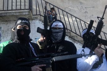 Palestinski militanti ubili navodne doušnike, okupljeni ih krvave vukli ulicama i pokušali da ih vežu za stub Palestinski militanti ubili navodne doušnike, okupljeni ih krvave vukli ulicama i pokušali da ih vežu za stub