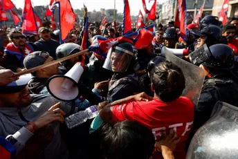 Haos u Nepalu: Demonstranti se tukli sa policijom, traže kralja, vođe u kućnom pritvoru Haos u Nepalu: Demonstranti se tukli sa policijom, traže kralja, vođe u kućnom pritvoru