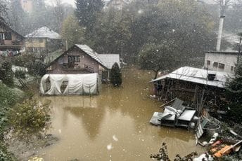 (FOTO) Nove poplave donijele neprospavanu noć: Pavića potok ugrozio domaćinstva, kuće plivaju u vodi
