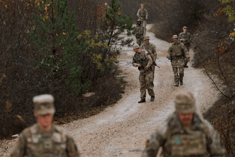 Britanski vojnici čuvaju granicu Kosova i Srbije u smjenama od 18 sati Britanski vojnici čuvaju granicu Kosova i Srbije u smjenama od 18 sati