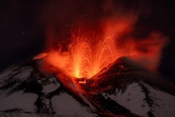 Vulkan Etna izbacuje pepeo i lavu: Izdato upozorenje Vulkan Etna izbacuje pepeo i lavu: Izdato upozorenje