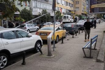 Podgorica: Pauk oborio bandere, oštećena parkirana kola