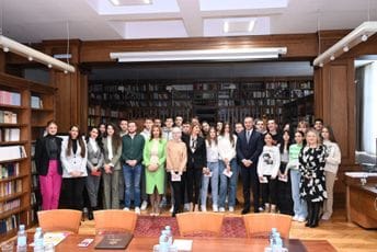 Ministarstvo prosvjete: Podijeljene EYCA kartice srednjoškolcima Ministarstvo prosvjete: Podijeljene EYCA kartice srednjoškolcima