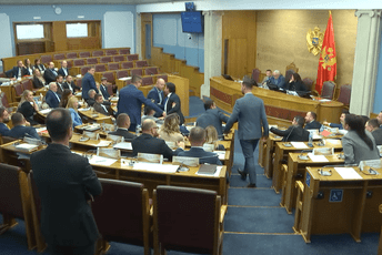 (FOTO/VIDEO) U Skupštini umalo došlo do fizičkog sukoba Abazovića i Zirojevića (FOTO/VIDEO) U Skupštini umalo došlo do fizičkog sukoba Abazovića i Zirojevića