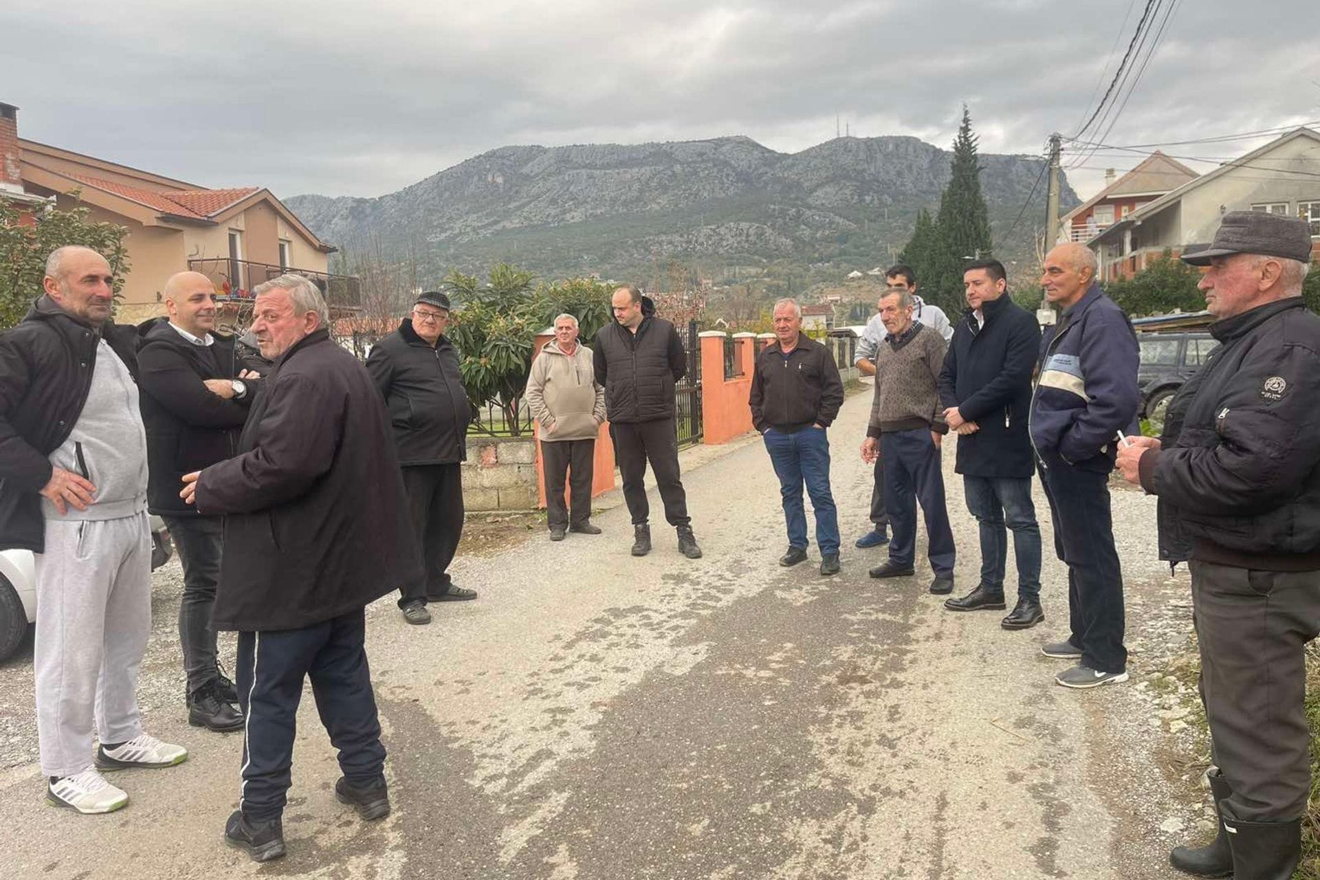 Fotografija 1: Dajković obišao mještane Maslina: Nadležna preduzeća će očistiti kanal, poplave se dešavaju i zbog ljudskog faktora