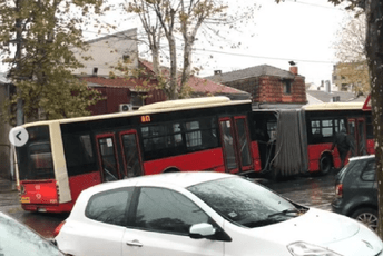 (VIDEO) Beograd: Prepolovio se autobus, "harmonika" pukla na pola