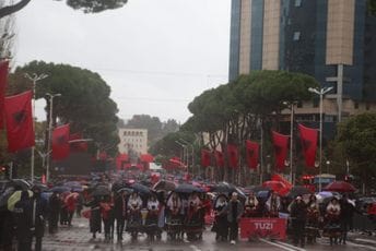 Nacionalni praznik proslavljen paradom u Tirani: Učestvovali i Albanci iz Crne Gore